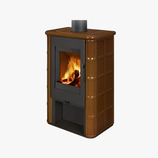 Romotop Siena N 02 är en brun, modern braskamin med en blank kaklad utsida, en glasdörr som visar veden, ett svart skorstensrör ovanpå och ett öppet förvaringsutrymme undertill.