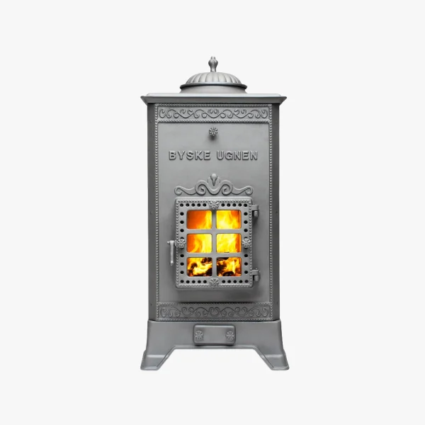 Stora Byskeugnen, en vedspis i grå gjutjärn i vintagestil, har ett litet glasfönster som visar en ljus, brinnande eld inuti.
