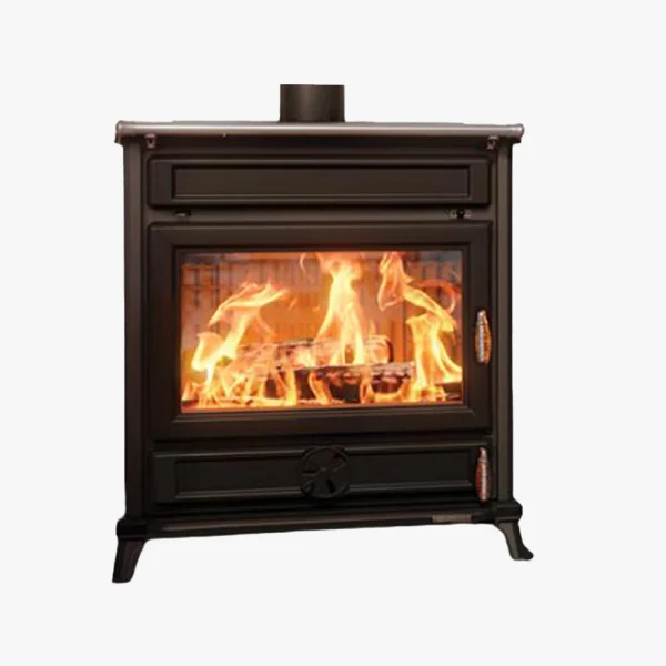 Thermorossi Agora är en svart braskamin med kraftiga ben och ett skorstensrör på toppen. Glasdörren avslöjar flämtande lågor och brinnande ved inuti.