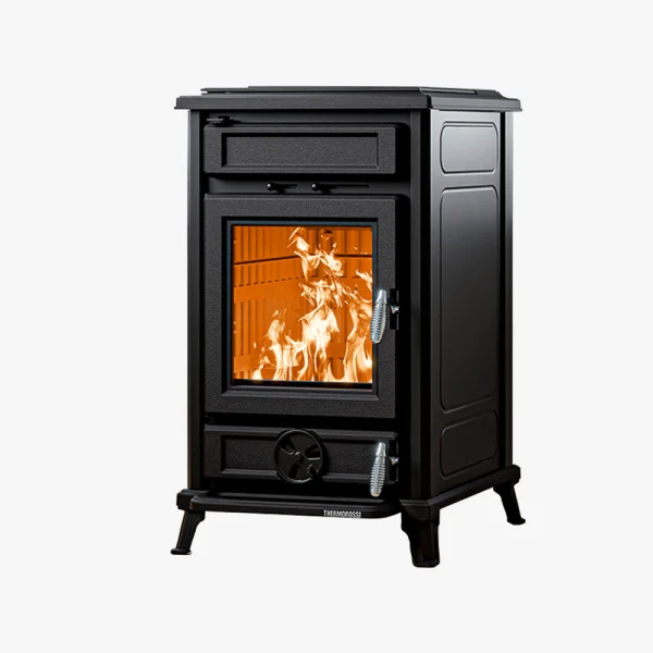 Vedspisen Thermorossi Filo i svart gjutjärn har en glasdörr som visar en levande eld inuti och står på fyra ben, mot en vit bakgrund.