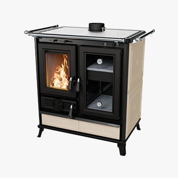 Thermorossi Melissa Keramik är en cremefärgad och svart vedspis med en synlig eld till vänster och en ugn med glasdörr och hyllor till höger, allt mot en vit bakgrund.