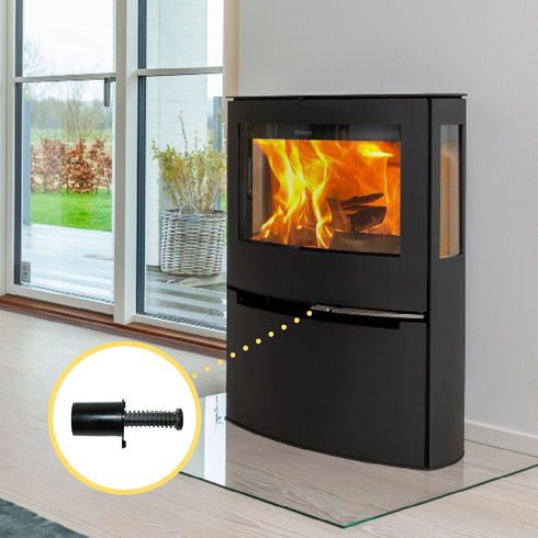 Aduro Kaminer: En komplett guide till danska designkaminer 2 En modern braskamin från Aduro med en eld inuti, placerad på en golvplatta av glas i ett ljust vardagsrum. En infälld bild visar en närbild av en liten svart metalldel med en fjäder som är sammankopplad med en streckad linje.