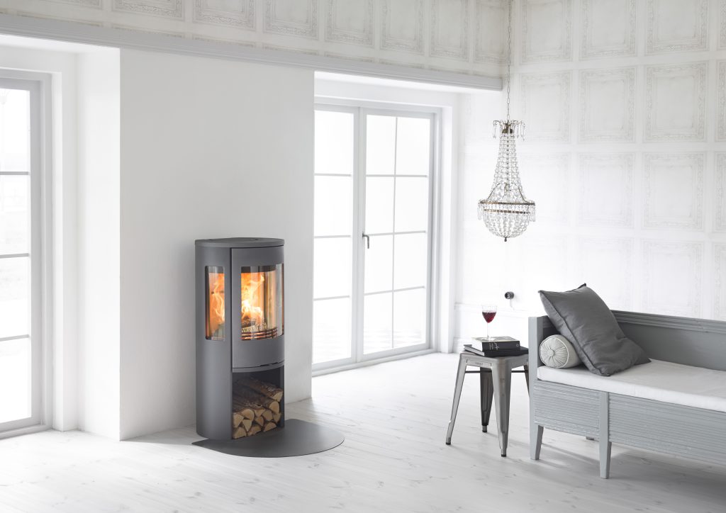 Bästa Kaminmärken 2026 (En komplett jämförelse) 3 Contura 556 Style placerad mot en vägg i en modern villa.