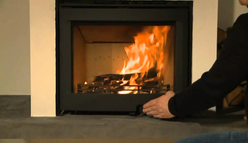 En kassett från Contura i en öppen spis.