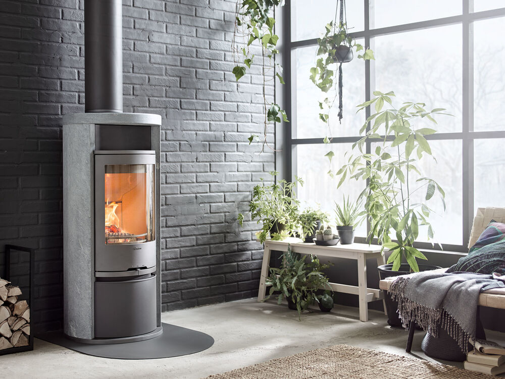 Contura Kaminer: En komplett guide (Modeller, Pris & Test) 4 Braskamin från Contura iklädd täljsten.