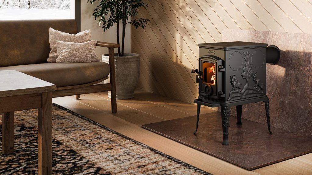 Ett mysigt vardagsrum med en vedeldad Dovre-kamin, en brun soffa med kuddar, en krukväxt, ett soffbord i trä och en mönstrad matta på ljust trägolv. Snön syns utanför genom fönstret.