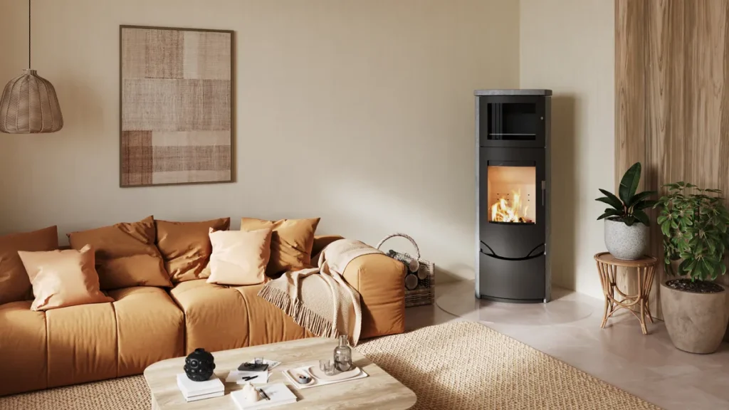 Ett mysigt vardagsrum med en brun soffa, neutral inredning, en vävd matta, krukväxter, ett soffbord i trä, texturerad väggkonst ovanför soffan och en kamin med ugn som har en synlig eld för extra värme.