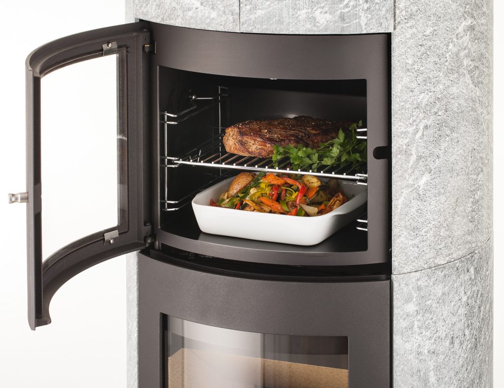 En bakugn på en kamin som har mat i sig som tillagas.