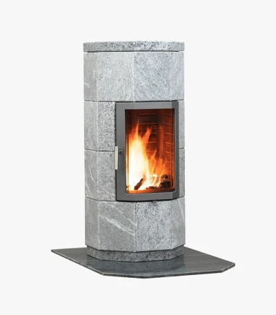 Norsk Kleber OCTO+ 110 är en modern, cylindrisk stenkamin med glasdörr och synliga lågor, placerad på en matchande stensockel mot en vit bakgrund.