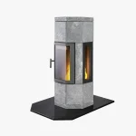 Norsk Kleber OCTO+ 110 sidoglas är en modern hexagonal grå stenspis med glasdörr och sidopaneler, synliga lågor inuti och sitter på en svart vinklad eldstad.