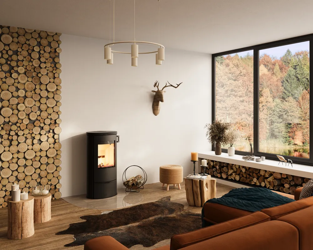 Lotus Kaminer: En guide till funktion & design 4 Modernt vardagsrum med en Lotus-vedspis, vägg med staplad ved, brun skinnsoffa, matta i djurskinn, dekorativa horn och stort fönster med utsikt över höstträden utanför.