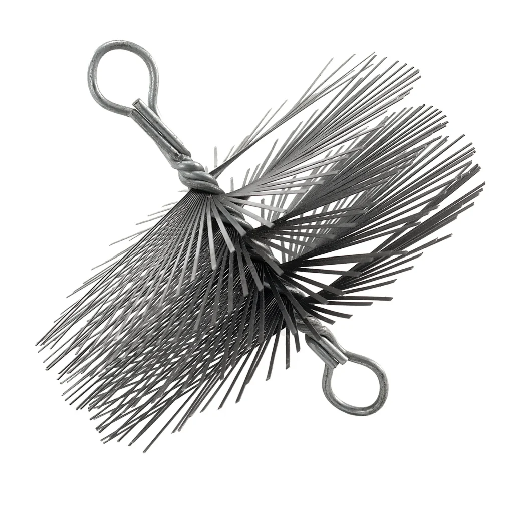 En cylindrisk skorstensrengöringsborste av metall med styva trådborst som sprider ut sig runt en vriden central kärna, utformad för effektiv brandskyddskontroll och med en metallögla i varje ände för att fästa ett handtag eller rep.