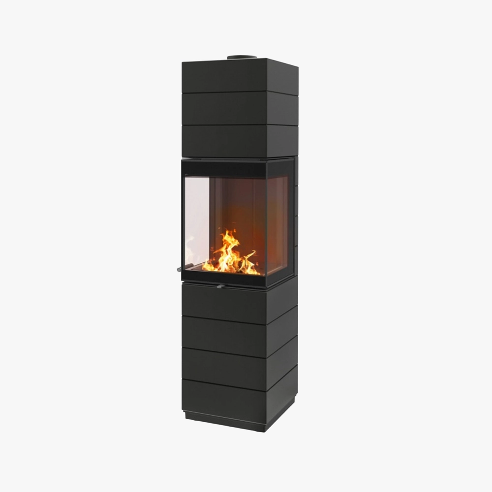 En modern, hög, svart värmelagrande kamin med en frontpanel i glas som visar en liten eld som brinner inuti. Designen har rena, rektangulära linjer och staplade sektioner för ett snyggt utseende.