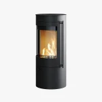 Lotus Orbis 1, en modern cylindrisk svart braskamin med glasfront, visar en glödande eld inuti och står ensam mot en vit bakgrund.