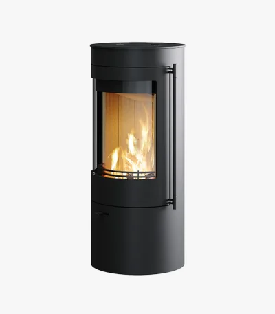 Lotus Orbis 1, en modern cylindrisk svart braskamin med glasfront, visar en glödande eld inuti och står ensam mot en vit bakgrund.