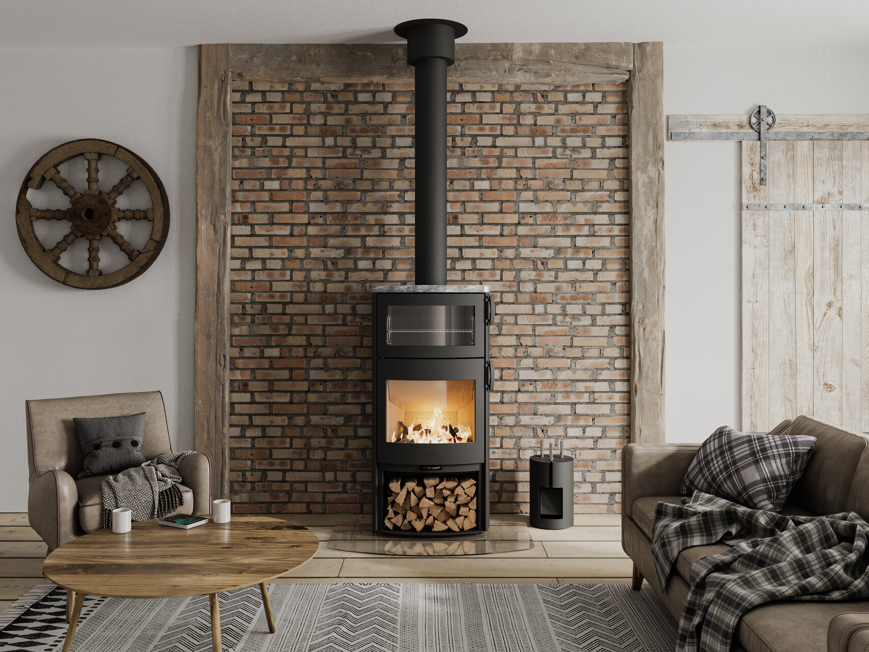 En modern kamin med ugn står mot en accentvägg i tegel, med ved staplad nedanför. Mysiga soffor, ett runt soffbord i trä, filtar och en rustik skjutbar ladugårdsdörr kompletterar det inbjudande vardagsrummet.
