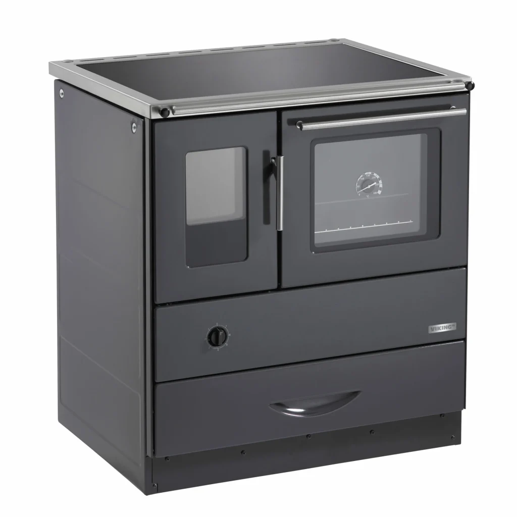 En modern svart vedspis med ugn och glaslucka, temperaturmätare och handtag i metall. Spisen har en nedre låda och en snygg, minimalistisk design - perfekt för dig som söker den bästa vedspisen.