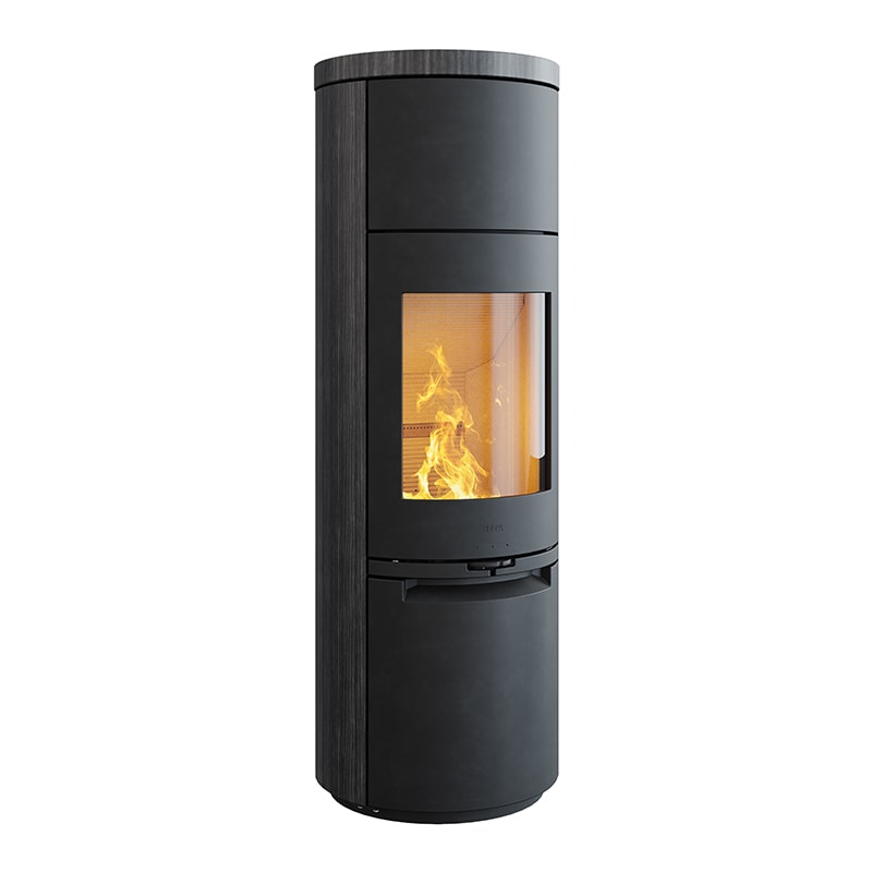 En modern, cylindrisk svart värmelagrande kamin med glasdörr som visar en synlig eld inuti. Kaminen har en stilren, minimalistisk design och står upprätt mot en vit bakgrund.