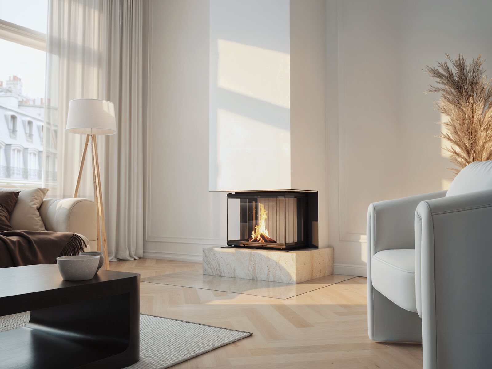 Ljust, modernt vardagsrum med en öppen spis i marmor, mysiga fåtöljer, en golvlampa och höga fönster som släpper in naturligt ljus. Neutrala toner och torkat pampasgräs i en vas skapar en lugn och inbjudande atmosfär.