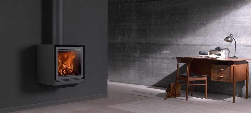 Braskamin från Stuv i modernt arbetsrum.