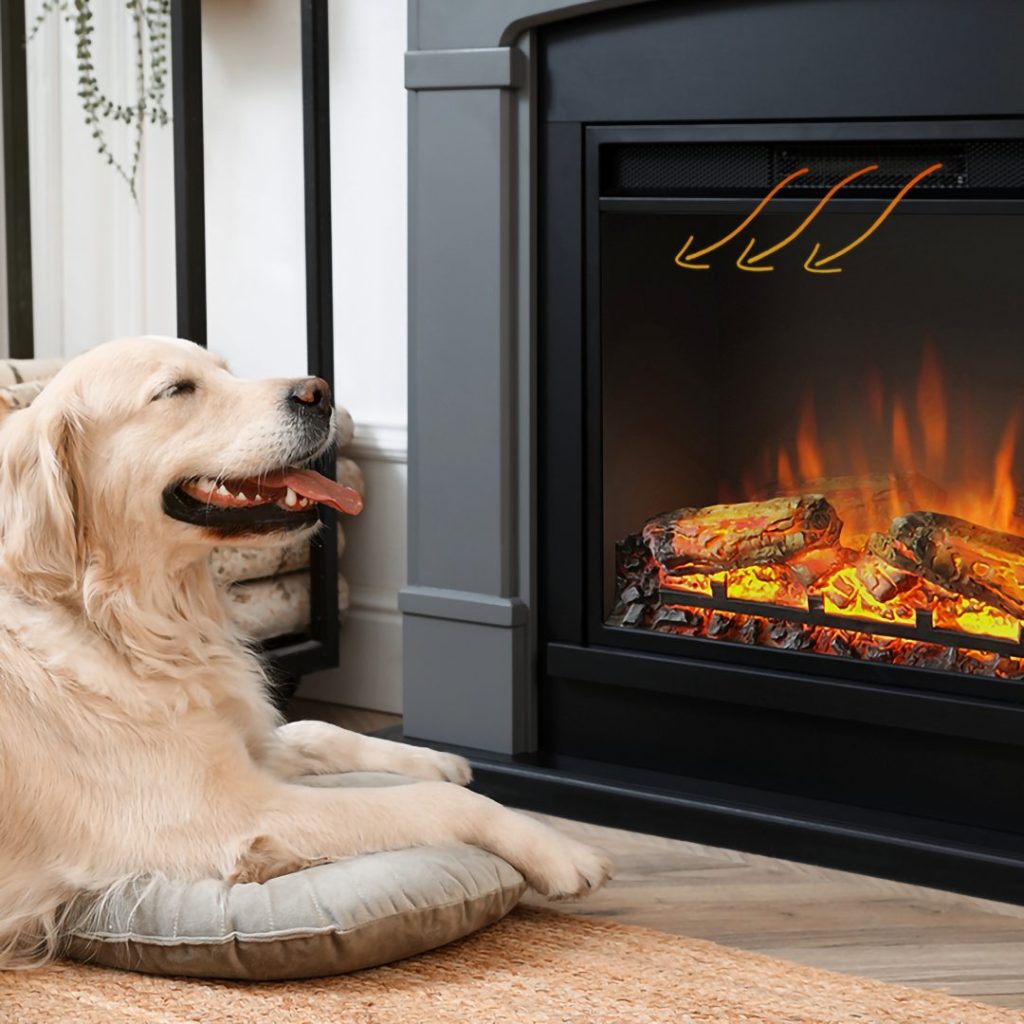 En golden retriever sitter förnöjt på en hundbädd framför en tänd öppen spis och njuter av värmen. Tre gula pilar anger riktningen på värmen från den öppna spisen.