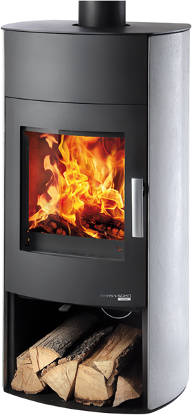 Haas + Sohn: En guide till varumärket 3 En modern svart braskamin med glaslucka visar en ljus eld inuti. Veden ligger prydligt staplad i ett förvaringsutrymme under eldstaden. Kaminen har en elegant, cylindrisk design.