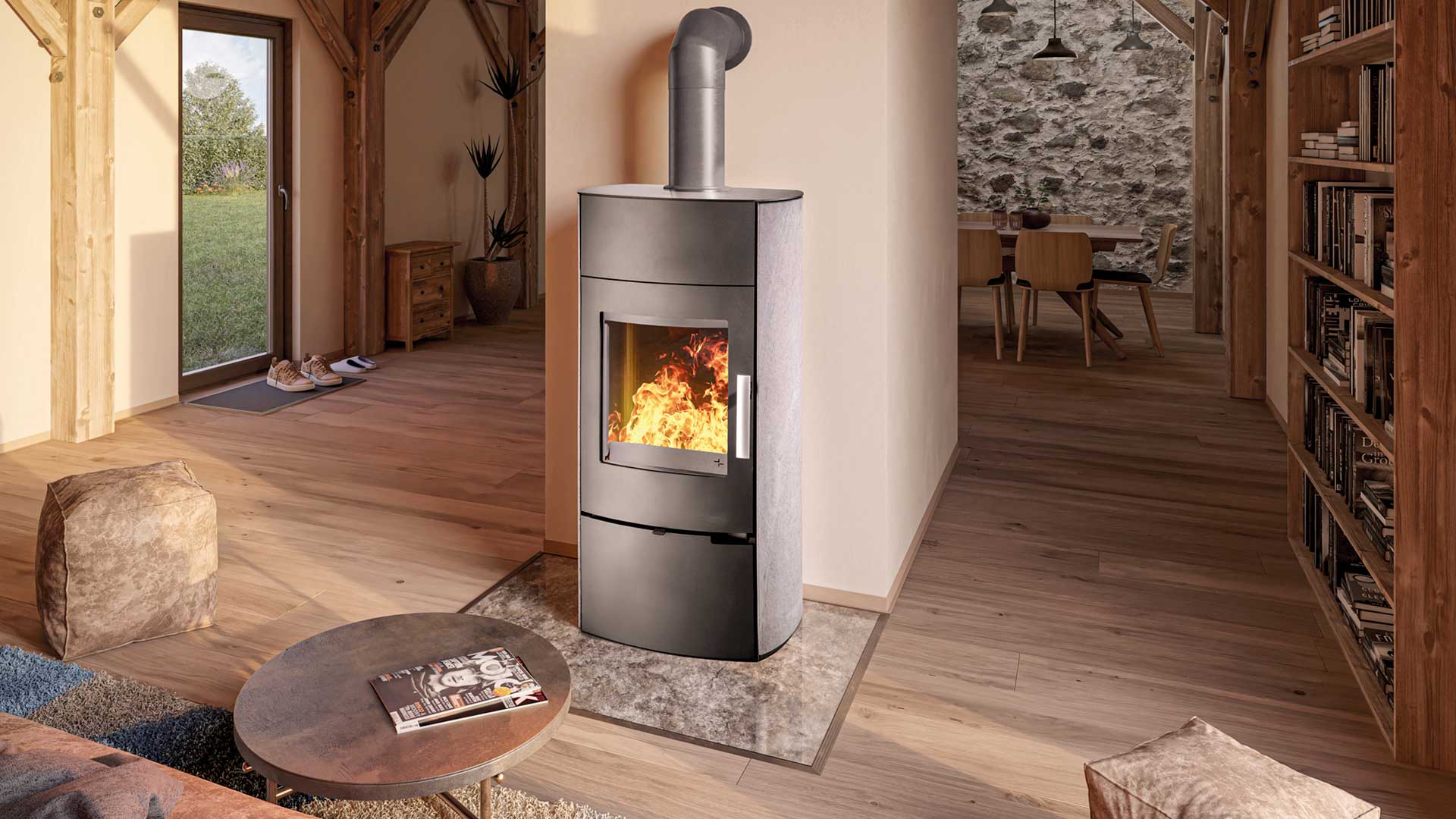 En modern braskamin med synlig låga står i ett mysigt vardagsrum, omgivet av trägolv, bokhyllor och rustik inredning. Ljuset flödar in från en glasdörr och en matplats syns i bakgrunden.