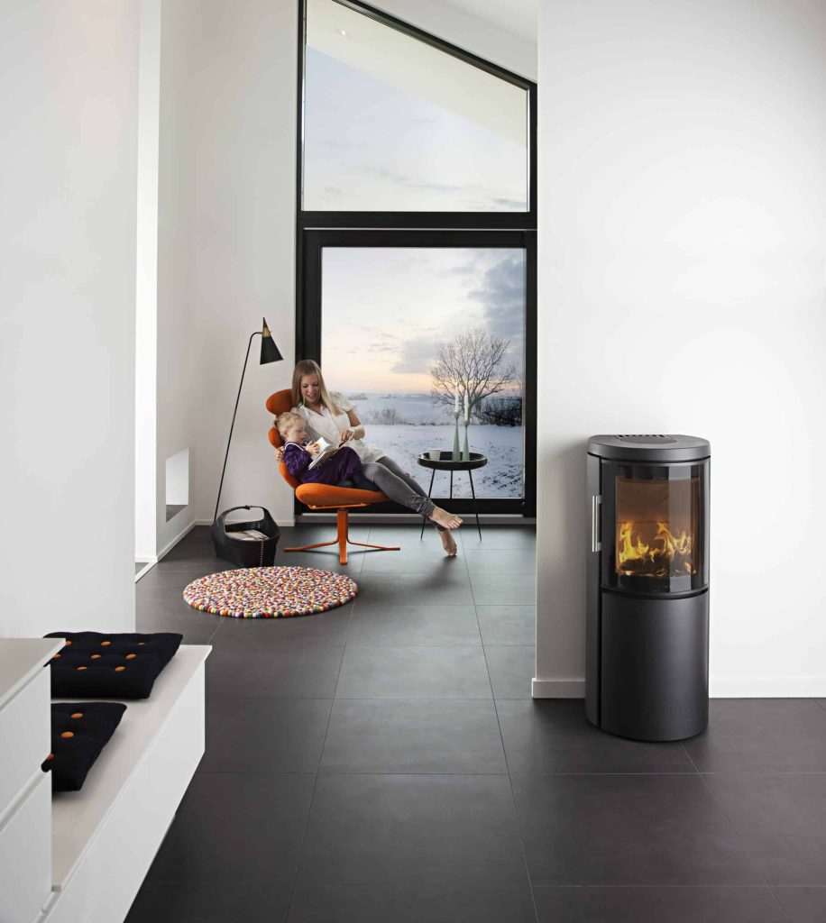 Hwam Kaminer: En komplett guide till dansk design & smart teknik 4 Elegant braskamin från Hwam i en modern villa med en familj i bakgrunden