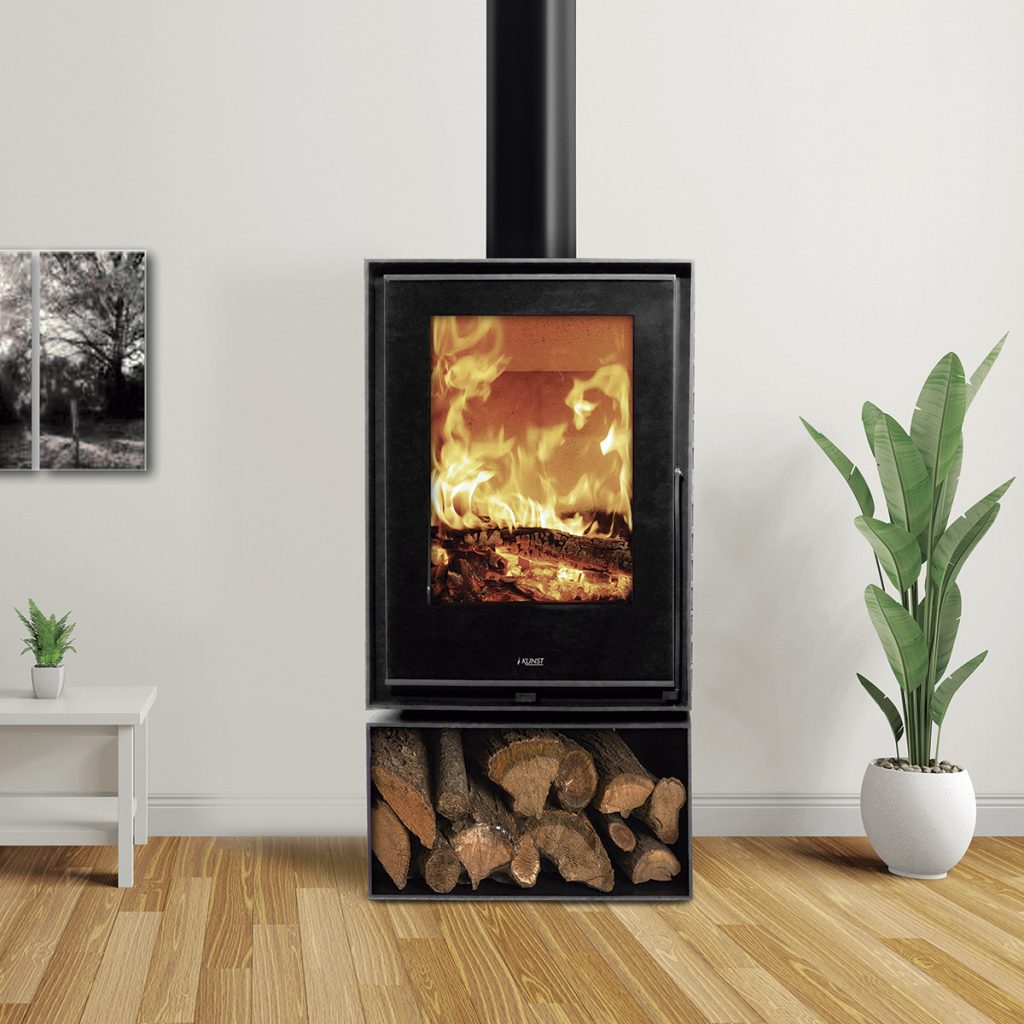 Fristående kamin från Kunst som heter Ficus. I en fin vardagsrums miljö.