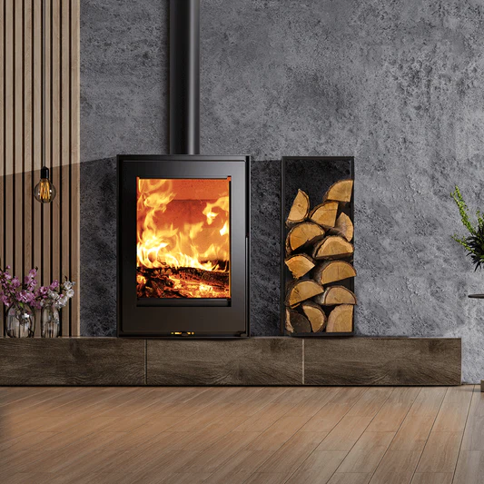 En braskamin från kunst med ett vedfack bredvid sig i en lugn vardagsrumsmiljö.