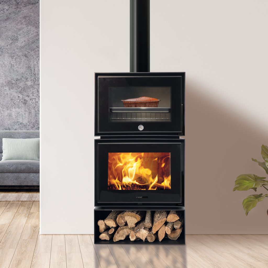 Kaminen Kunst yucca i ett vardagsrum med en bakugn integrerad ovanpå. Kaminen står i vardagsrums miljö