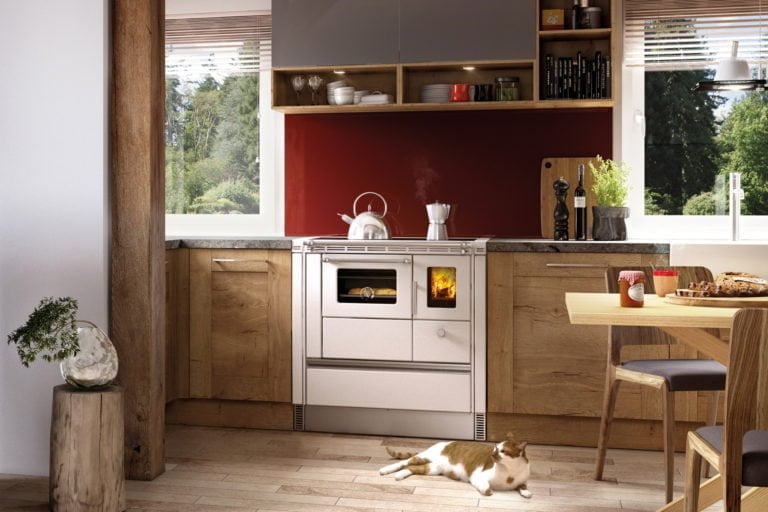 en vedspis i Rega serien från varumärket Lohberger i en mysig köksmiljö med en kanna på toppen.