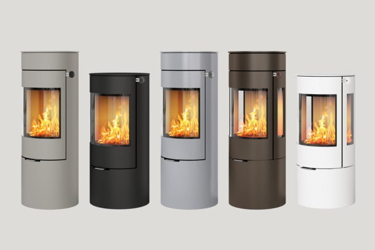 Fem moderna cylindriska vedspisar från RAIS i färgerna grå, svart, silver, brun och vit, alla med glasdörrar som visar ljusa lågor inuti, visas sida vid sida mot en ljus bakgrund.