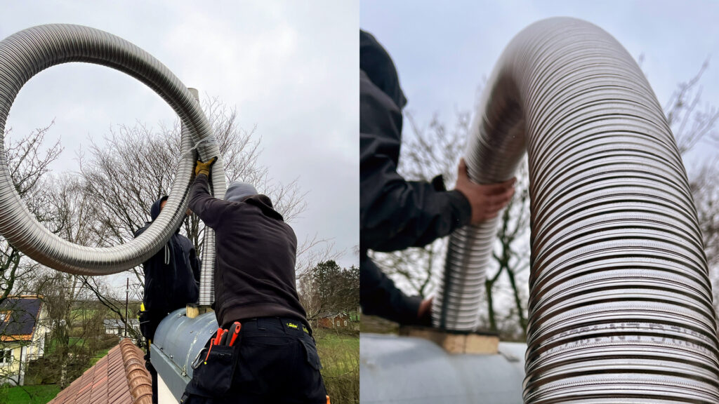 Två personer på ett tak installerar en stor, flexibel metallkanal eller ett skorstensfoder. På vänster sida lyfter de den upprullade kanalen, medan höger sida är en närbild av deras händer som styr den på plats. Träd och en molnig himmel syns i bakgrunden.