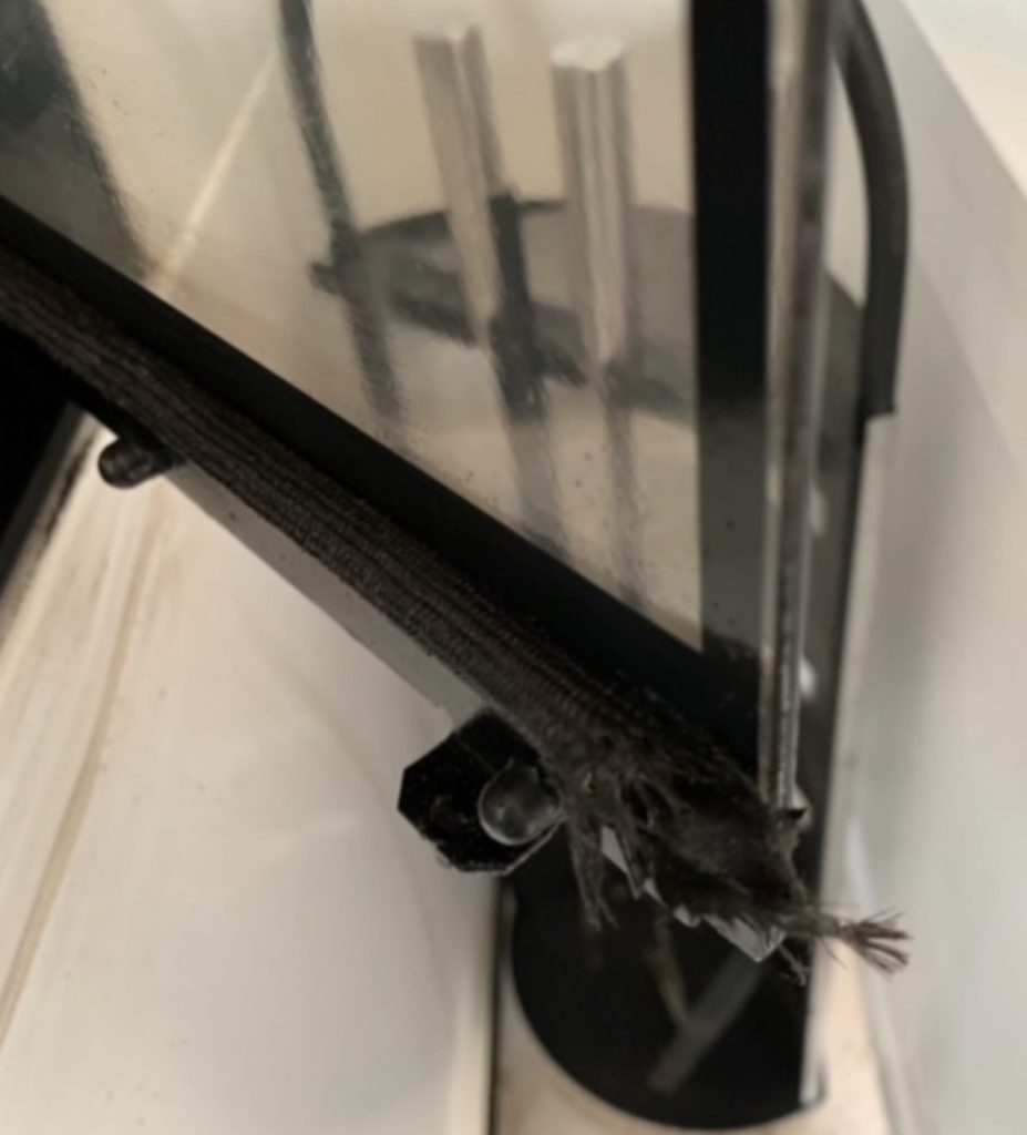 Konstiga ljud från kaminen? En guide till vad de betyder 2 Sliten tätningslist på en kaminlucka.