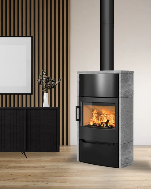 En fristående kamin med täljstensbeklädnad från märket WIKING i ett vardagsrum