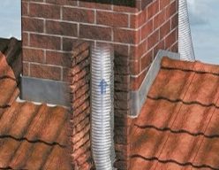 Insatsrör Skorsten: En komplett guide (Pris, Regler & Installation) 3 Tre paneler som visar installationen av en flexibel skorstensliner: först förbereds linern, sedan sätts linern in i en tegelskorsten och slutligen fästs linern med ett lock på skorstenstoppen.