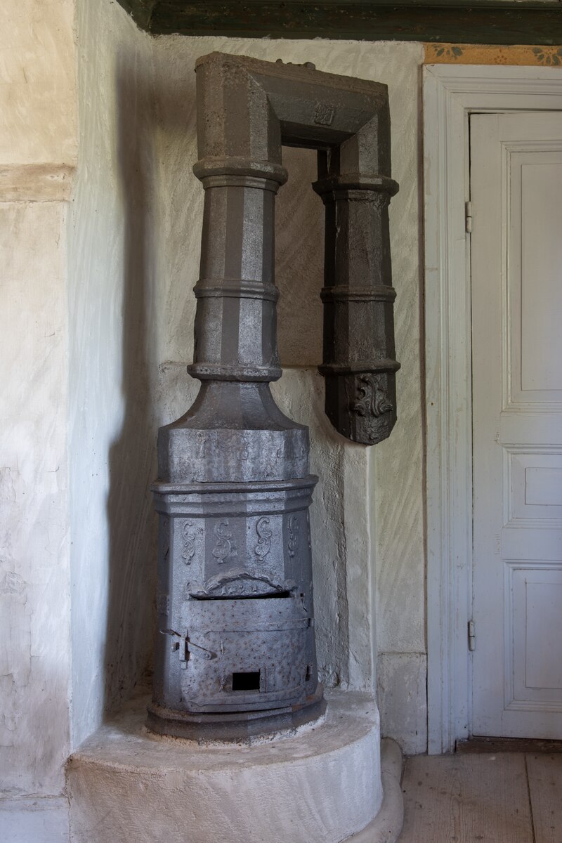 Bild som visar antik bergslagskamin i miljö.