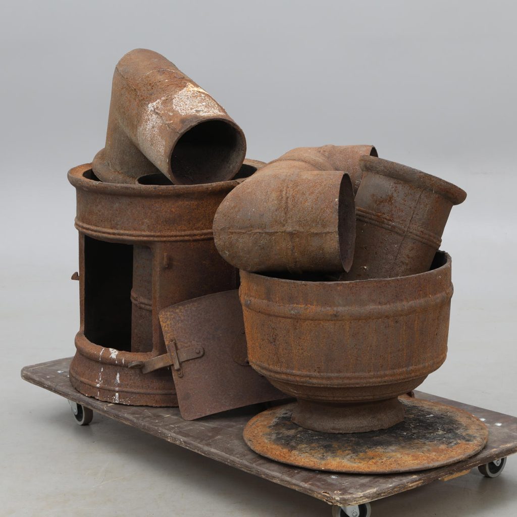 Bergslagskamin: En guide till den klassiska kaminen 3 Delar av en bergslagskamin som ligger ute till auktion.