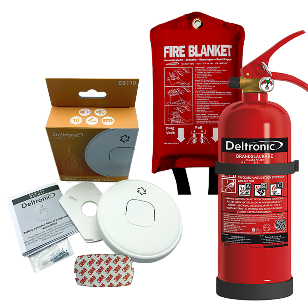 En samling brandsäkerhetsartiklar, inklusive en brandvarnare med förpackning och monteringssats, en påse med en röd brandfilt och en röd Deltronic-brandsläckare mot en vit bakgrund.