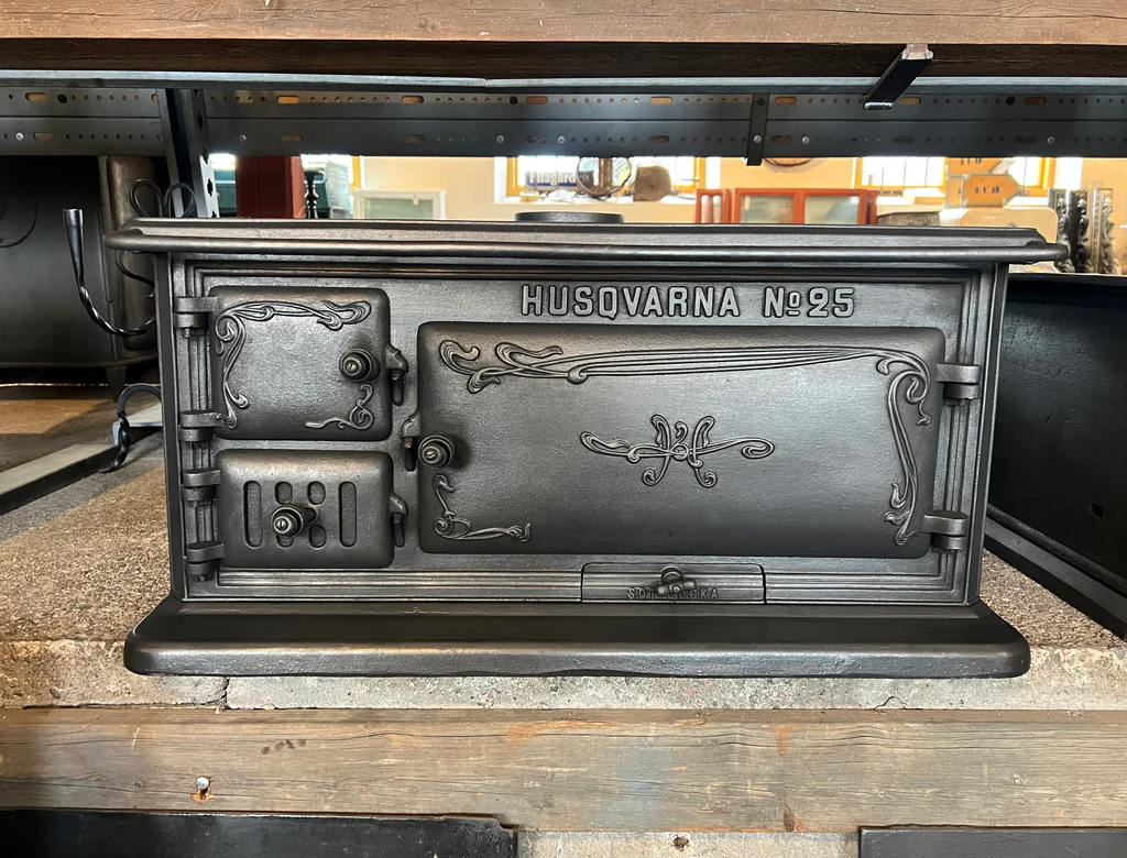 En klassisk gammal vedspis från husqvarna som inte är installerad.