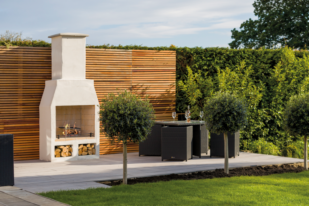 Schiedel Skorsten: En komplett guide (Modeller & Teknik) 5 Bilden visar utomhuskaminen ISOKERN Garden i trädgårdsmiljö