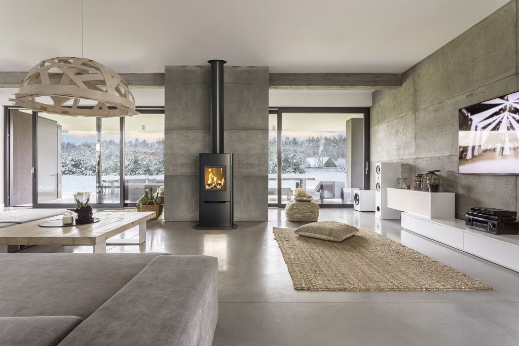 Schiedel Skorsten kopplad på kamin i vardagsrums miljö