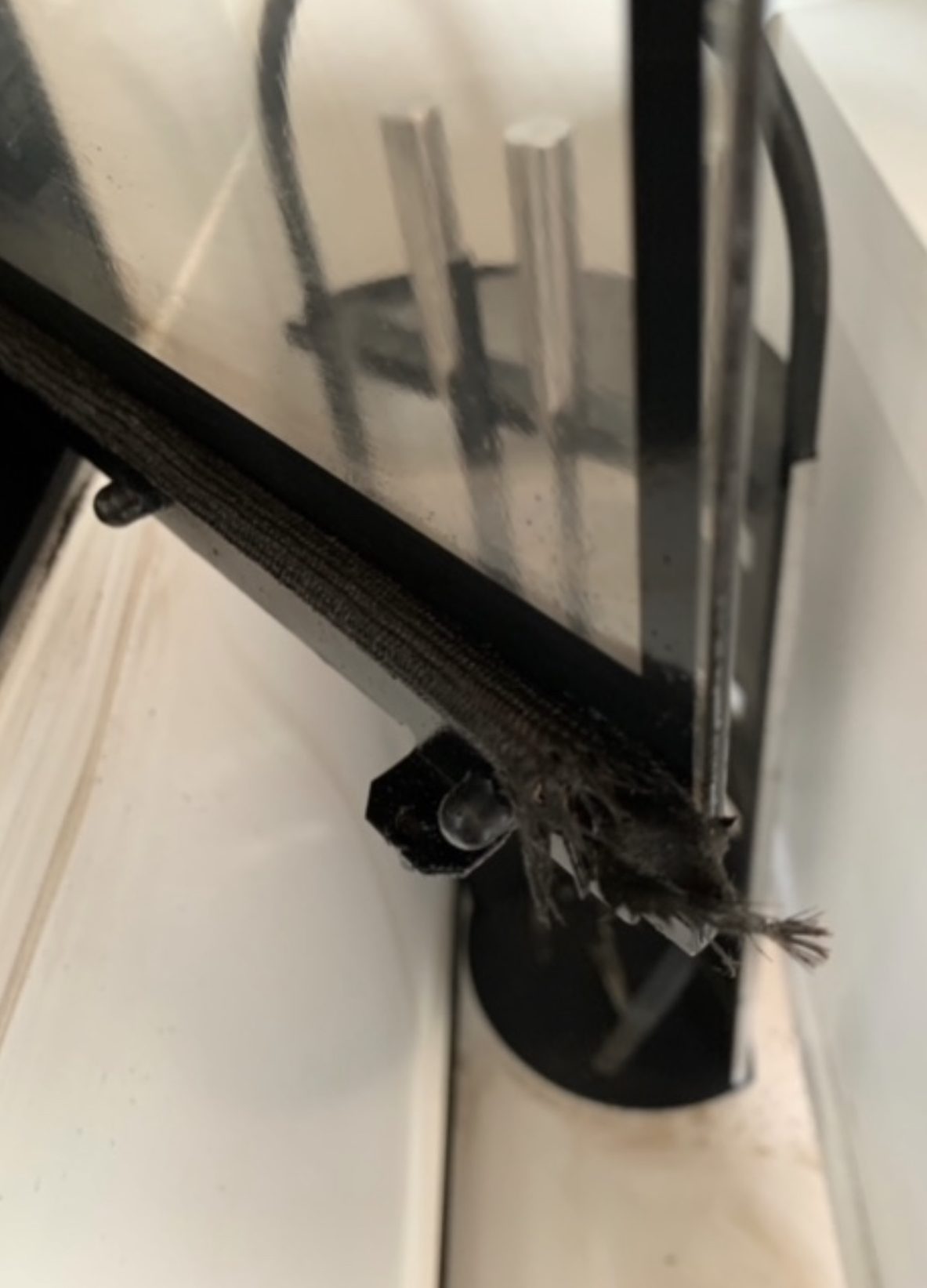 Sliten tätningslist på en kaminlucka.