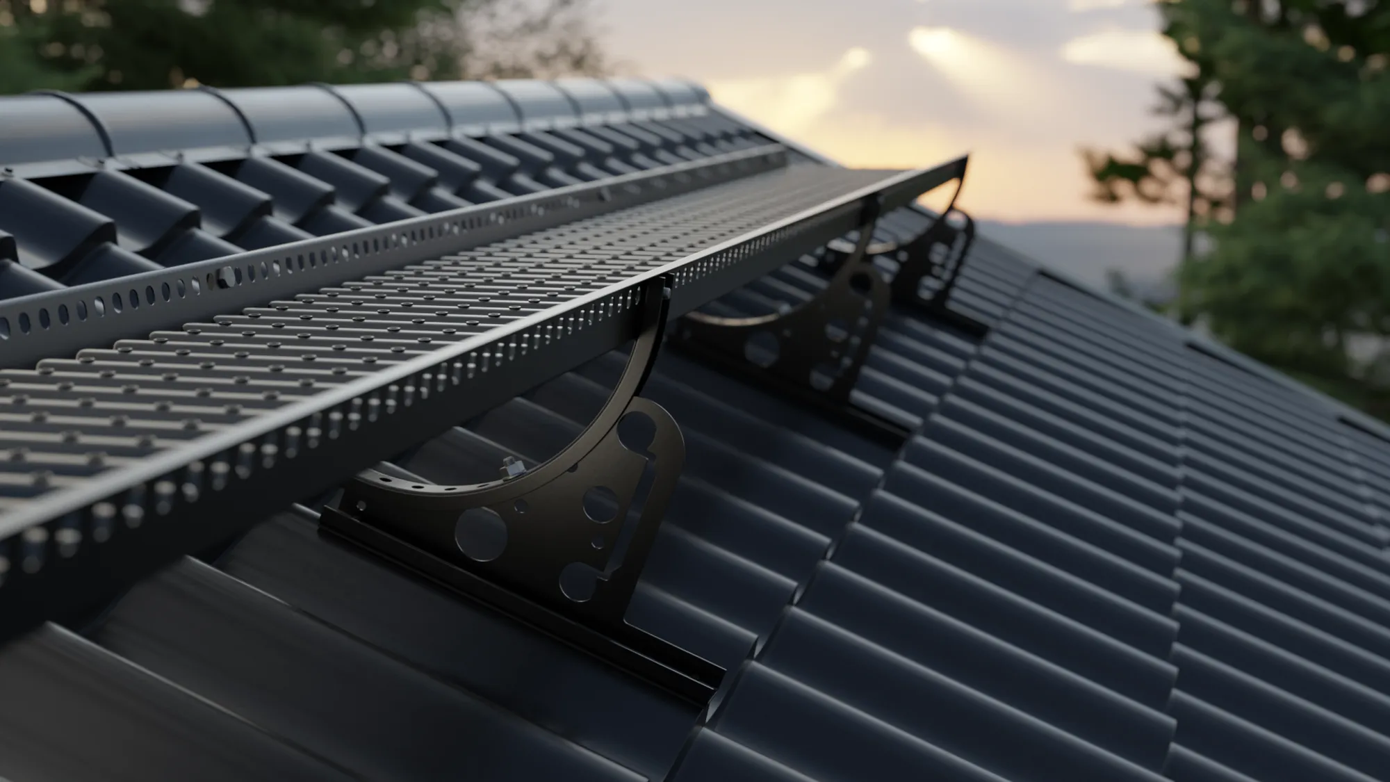 En närbild av en svart metallgång som är installerad på ett sluttande tak med mörka tegelpannor, med träd och en molnig himmel i bakgrunden i solnedgången.