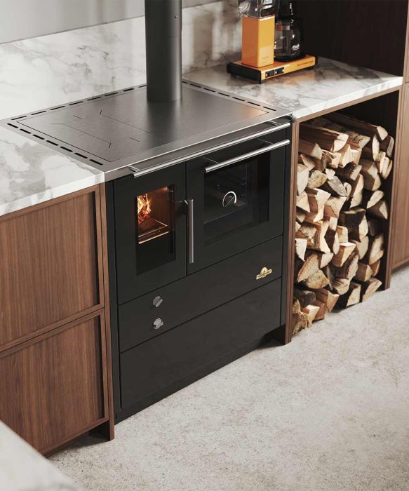 Vedspis Heimdall 790 miljöbild fotad från en annan vinkel