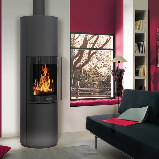 Fristående braskamin från Wamsler i en varm och trygg hem miljö med röda detaljer