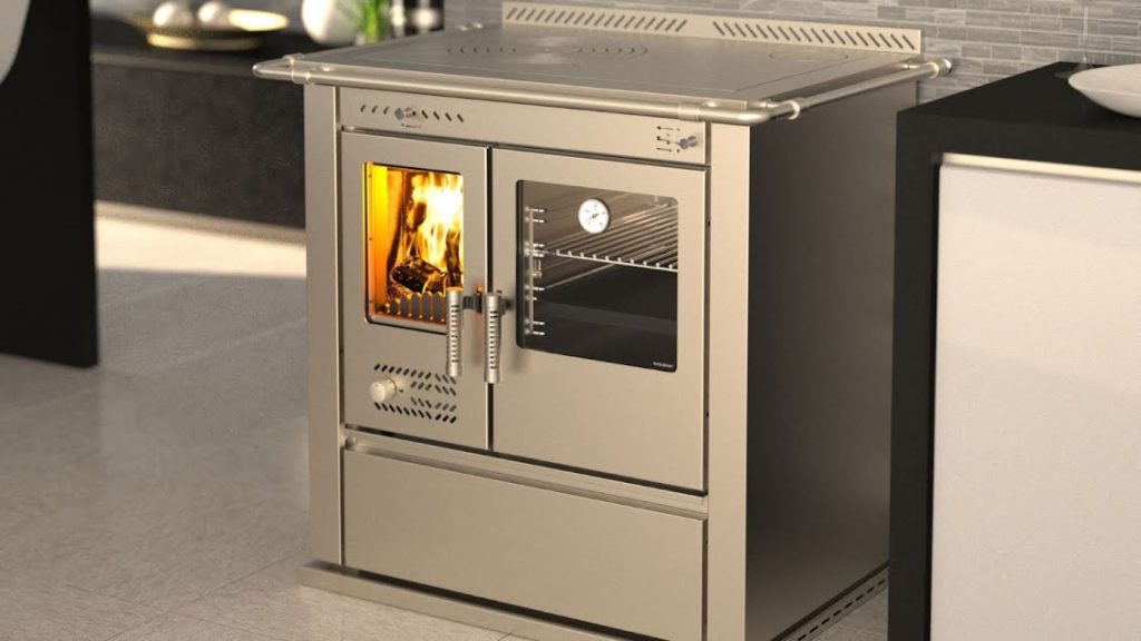 Wamsler vedspis i köksmiljö med fokus på gjutjärnet.